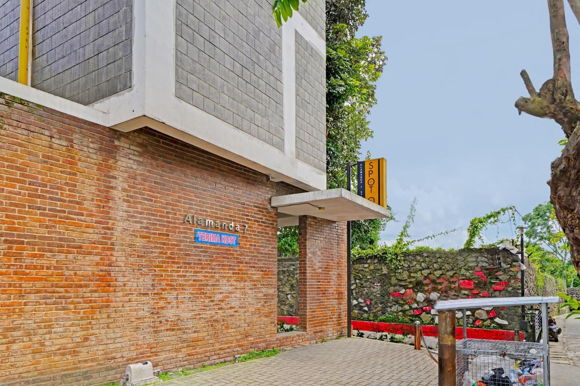 Super Oyo 2190 Alamanda 7 Syariah Bandung Exteriér fotografie